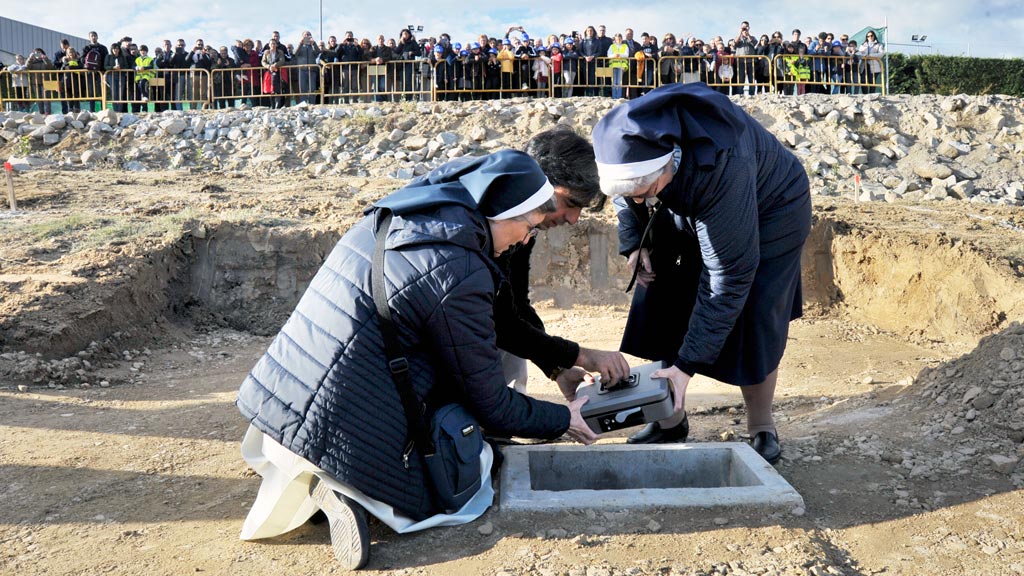 Dos religiosas depositaron una arqueta con estampas de María Inmaculada, San José y la madre fundadora Carmen Sallés en la parcela sobre la que se construirá el centro. / kamarero