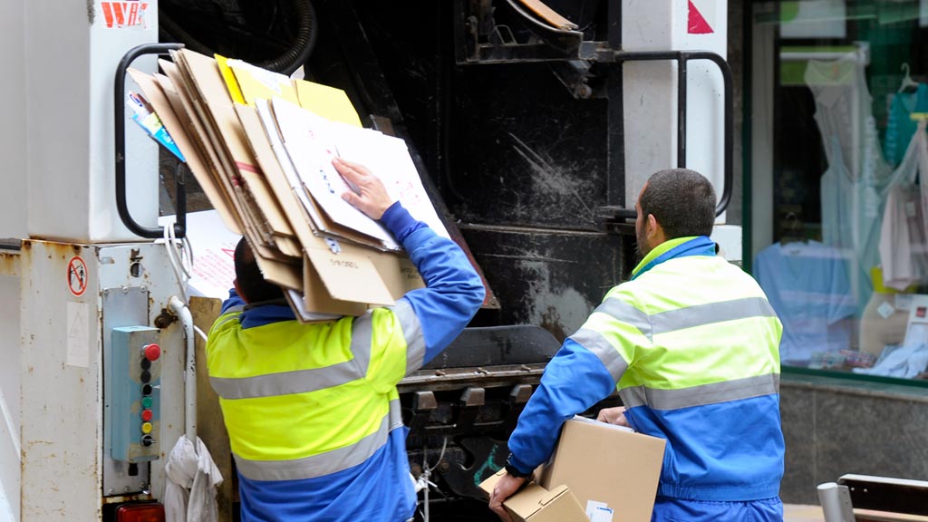 06-1kama_Trabajadores-FCC-Basuras-Reciclaje-Carton_KAM4314