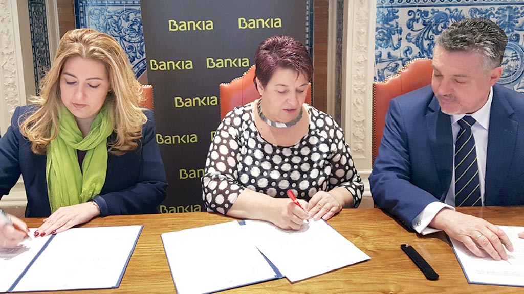 Consistorio y Bankia firman el acuerdo para remodelar un patio en San José 1 07-2-ayuntamiento-convenio-bankia-patios-san-jose