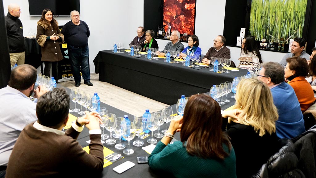 Asistentes a la cata realizada ayer en Tierra de Sabor Club Selección. / DIEGO GÓMEZ