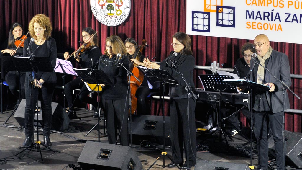 El ágora del campus María Zambrano registró un lleno absoluto gracias al concierto del grupo segoviano Audite.