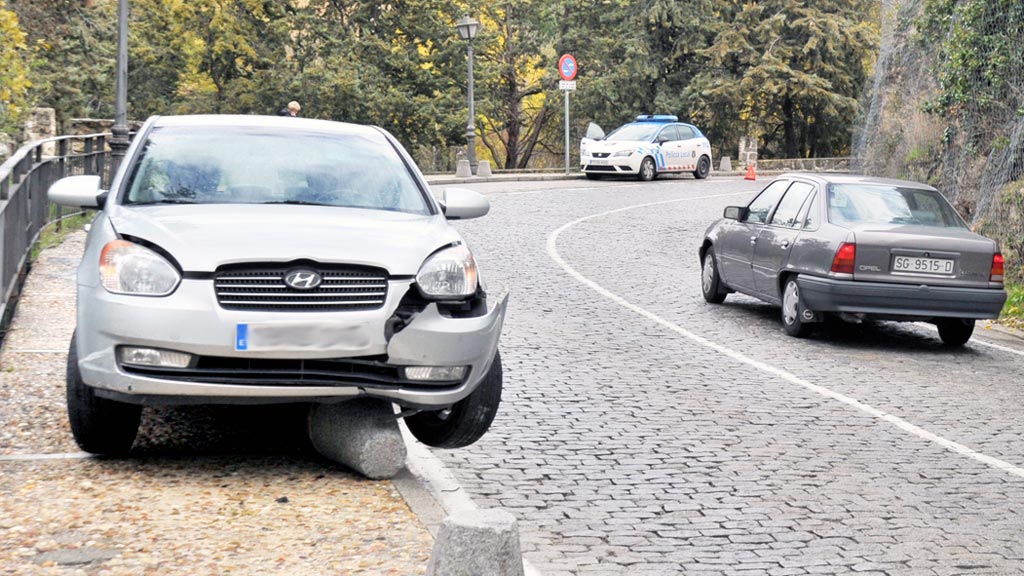 08-1kama_Cuesta-Hoyos-Accidente-Bolardo_KAM6680