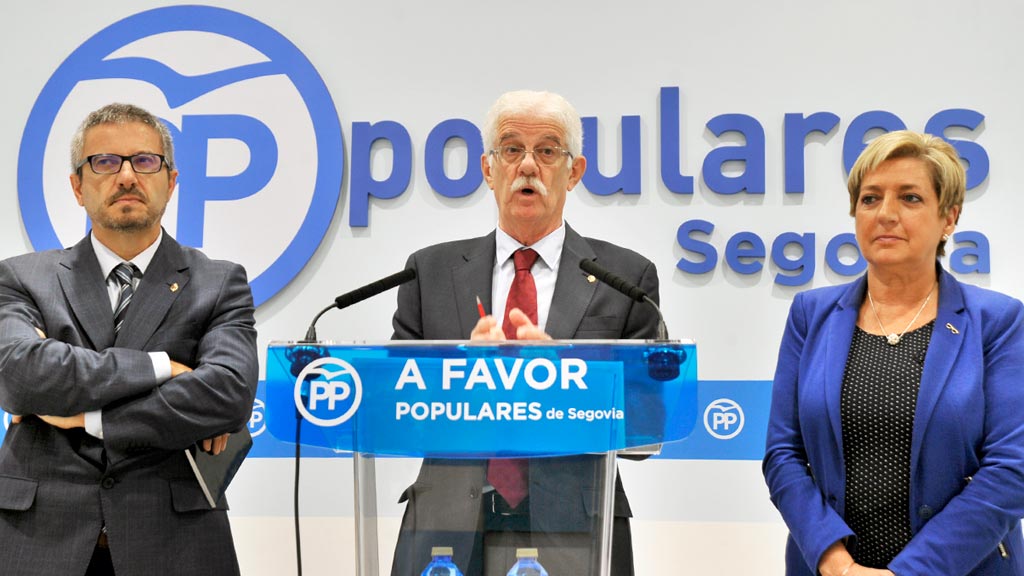 Los tres senadores populares segovianos, durante la rueda de prensa en la sede del PP. / kamarero