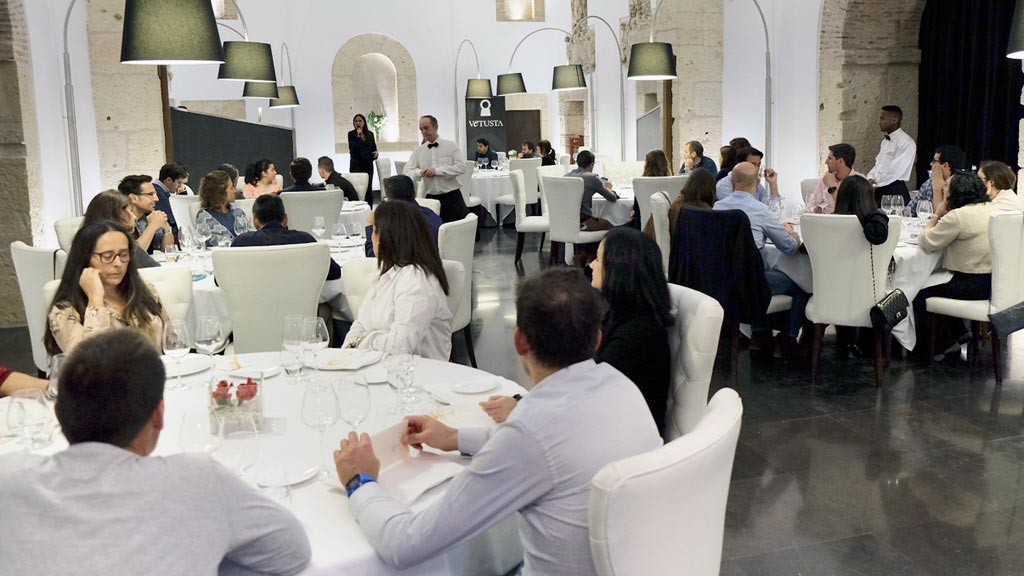 El Restaurante Villena sorprendió con platos tradicionales reconvertidos en una experiencia de lujo creativa e innovadora que gustaron mucho a los asistentes. / DIEGO GÓMEZ