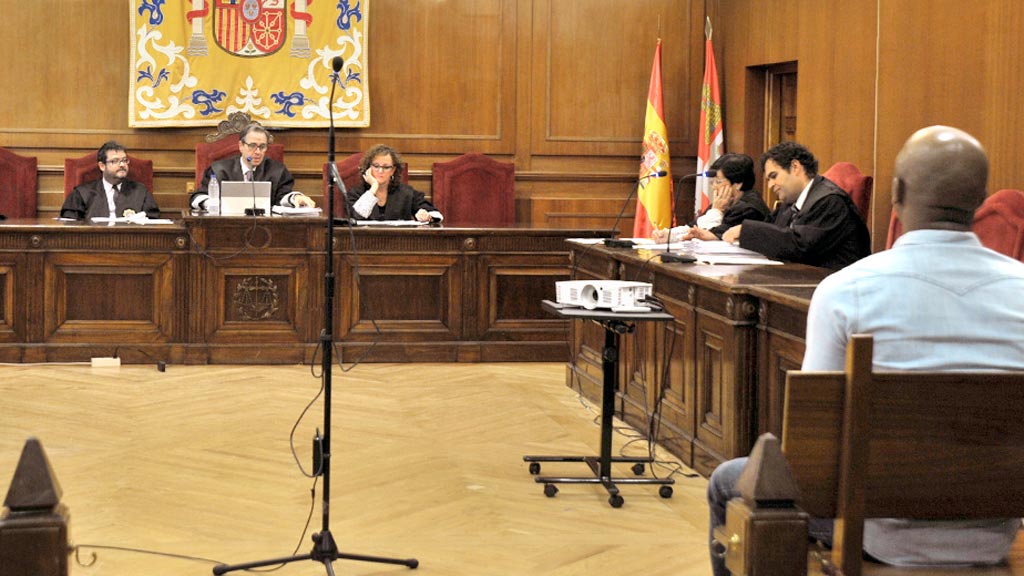 El acusado (a la derecha) reconoció los hechos y mostró arrepentimiento ante los mismos.