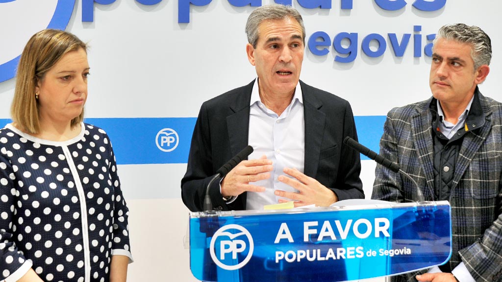 Juan José Sanz Vitorio, en el centro, junto a María Ángeles García y José María Bravo, en la rueda de prensa. / kamarero