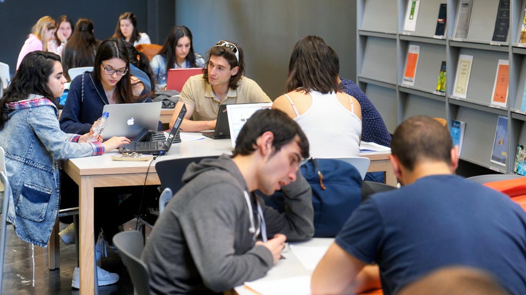 09-1kama_UVA-Estudiantes-Biblioteca_KAM1064