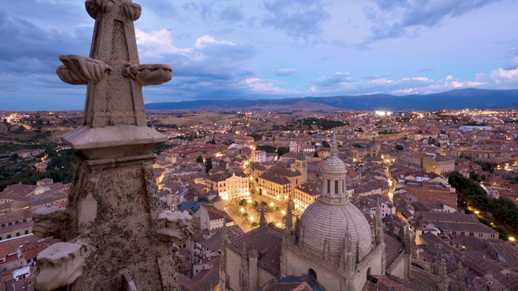 Imagen nocturna de la Catedral de Segovia. / kamarero