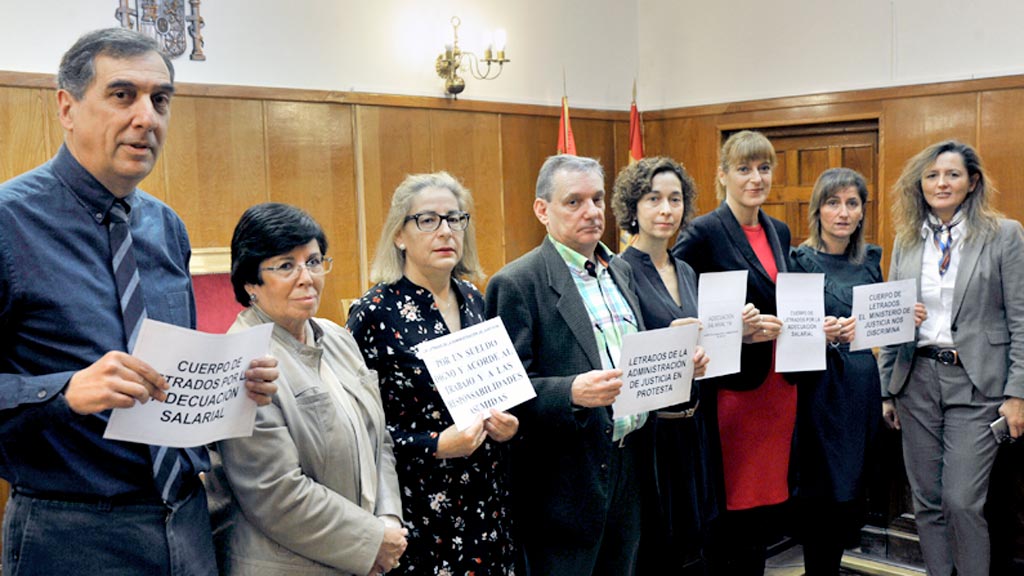Los letrados judiciales de Segovia durante su paro de dos horas.