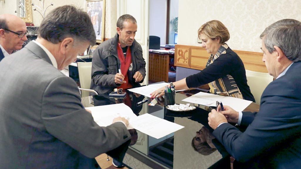 Un momento de la firma del convenio en la Diputación. / el adelantado