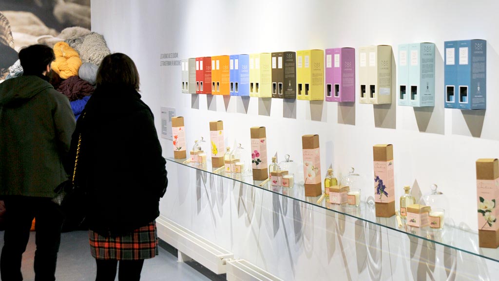 Los productos que se exhiben van acompañados de los textos del poeta Fernando Beltrán.