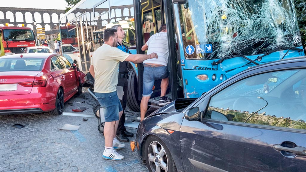 11-1kama_Via-Roma-Suceso-Accidente-Atropello-Autobus-Urbano_KAM6802