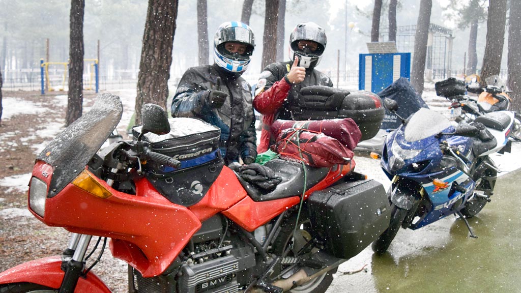 Dos moteros en la concentración celebrada el año pasado en ‘El Hoyal’. / marta herrero