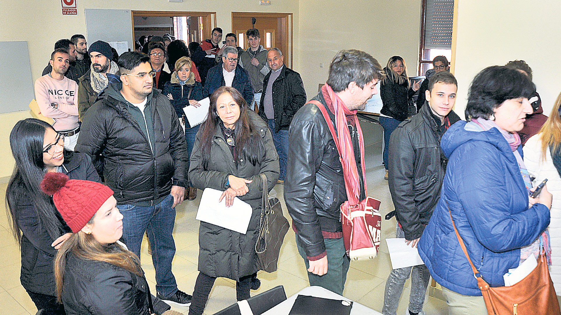 Los aspirantes a figurante, segovianos en su mayoría, hicieron hasta dos horas y media de cola esperando su turno.
