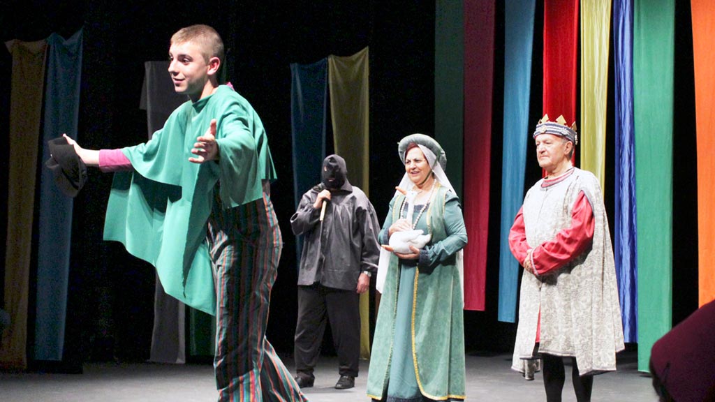 Las moralejas de los cuentos hicieron reír de complicidad a los espectadores que llenaron el patio de butacas.