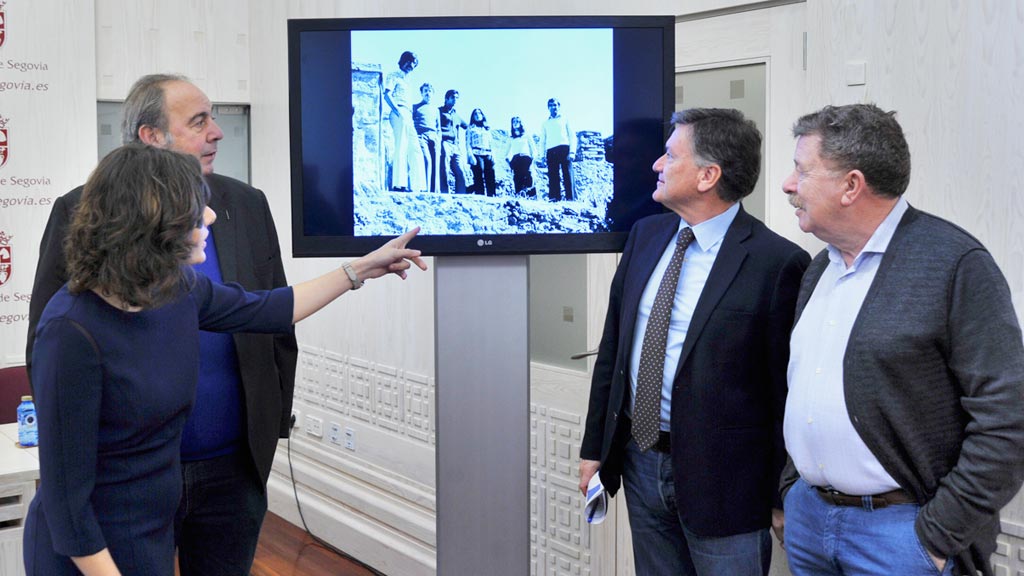 Representantes de la Diputación Provincial y del grupo Nuevo Mester de Juglaría presentan los conciertos.