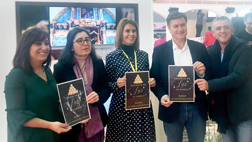 La provincia muestra sus atractivos en Intur 1 El presidente de la Diputación, junto a responsables municipales de varios pueblos de la provincia, en Valladolid. /E.A.