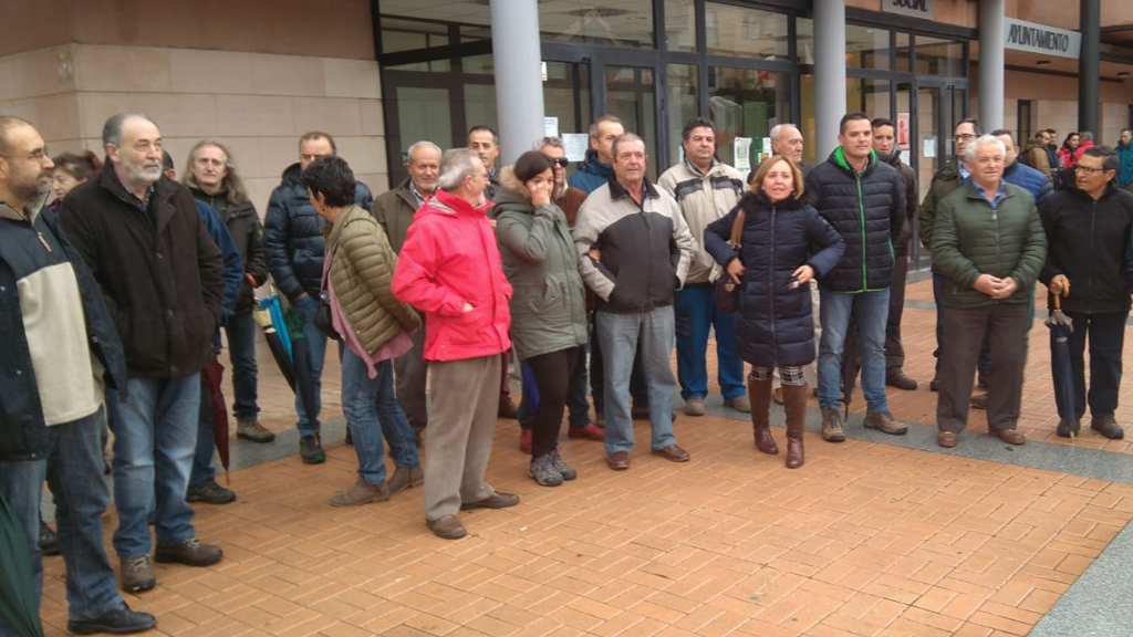 Usuarios de la Cacera del Cambrones acudieron a la llama de la Noble Junta de Cabezuelas. / el adelantado