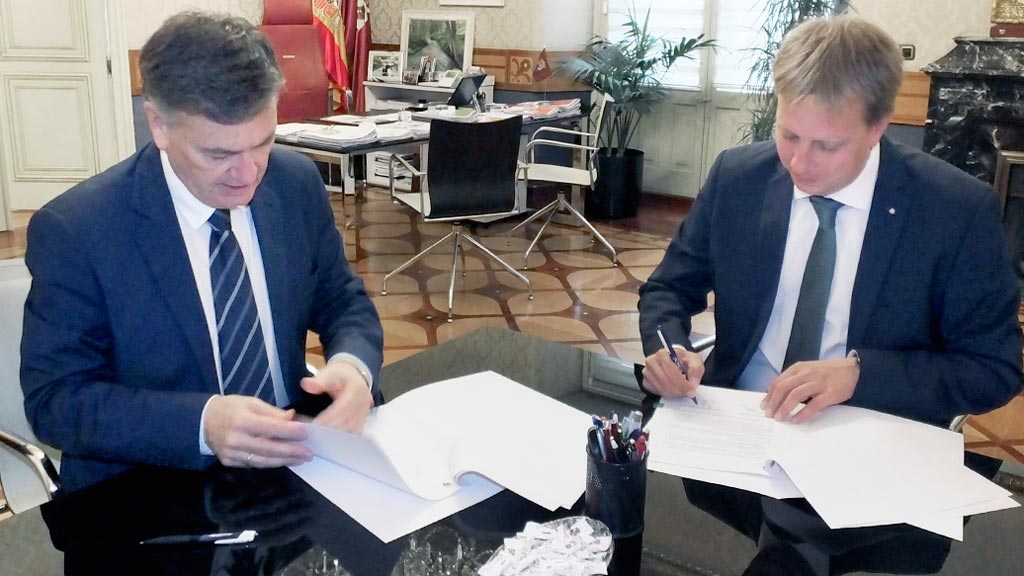 El presidente de la Diputación y el alcalde de Valseca, en la firma del convenio. / el adelantado