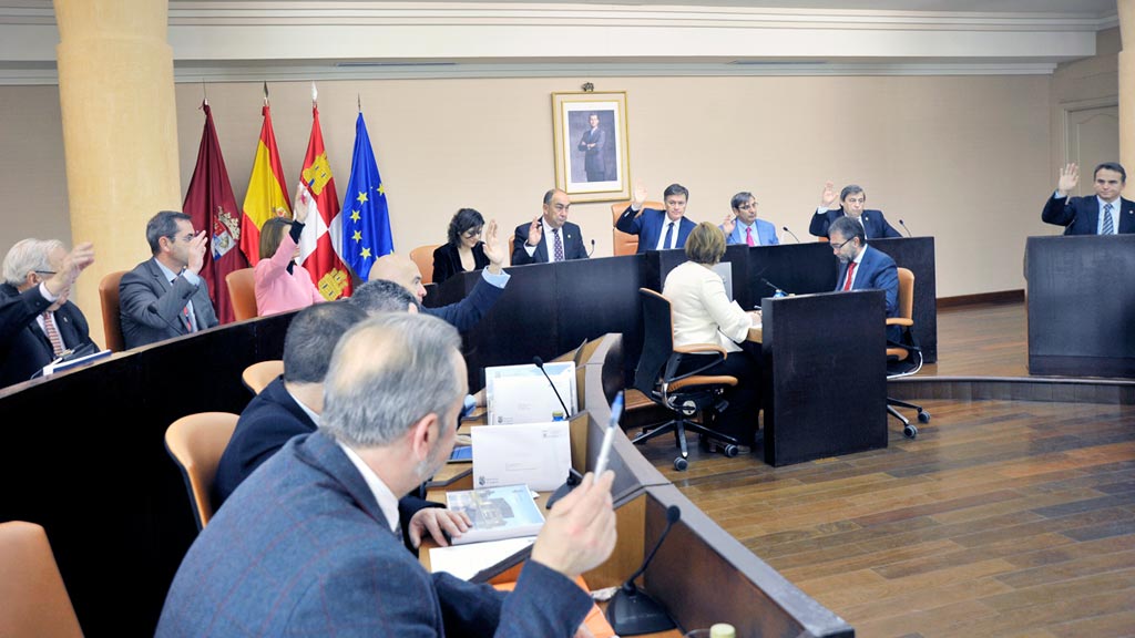 Momento de la votación de uno de los puntos aprobado por unanimidad en el pleno. / kamarero