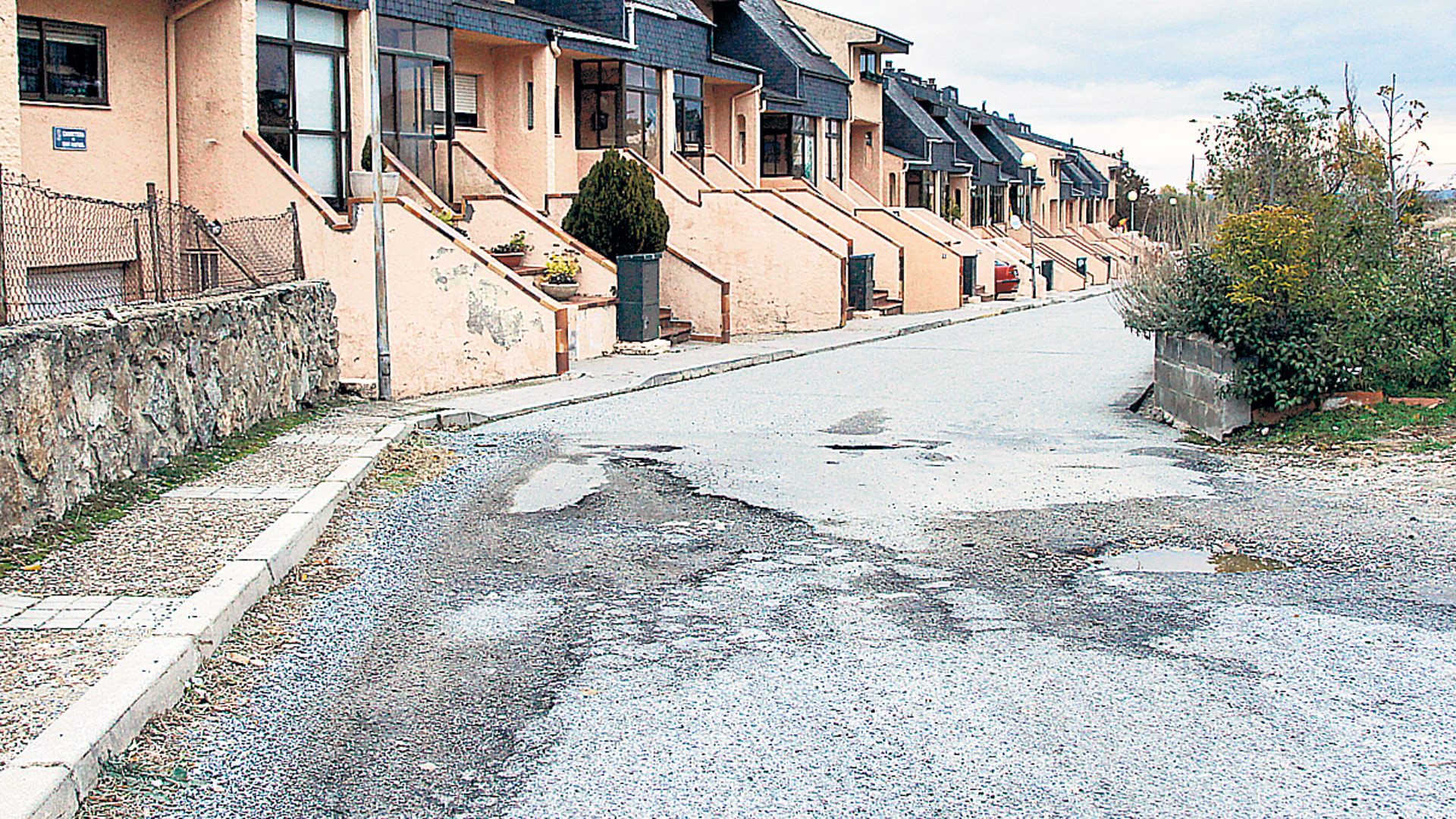 El mal estado de alguna de las calles y carreteras preocupan a los vecinos.