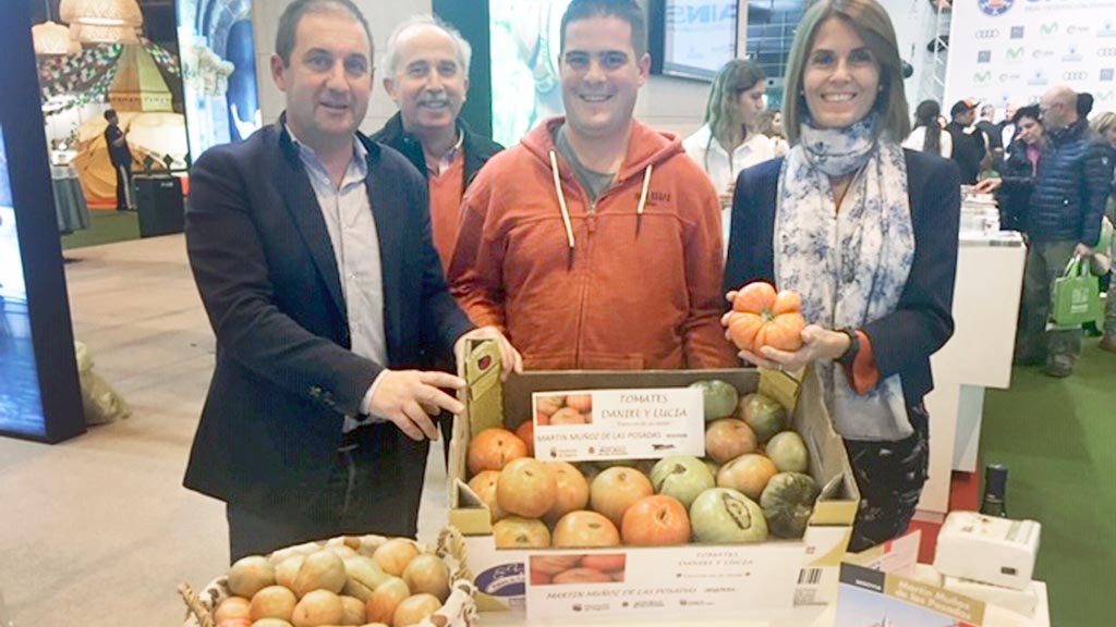 Los representantes segovianos en la cata de tomate de Martín Muñoz de las Posadas en ‘Expotural’.