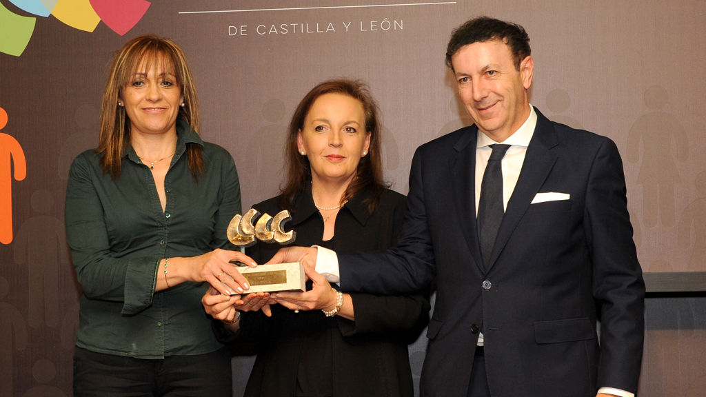 Los segovianos premiados recogen el galardón, una escultura de Gonzalo Coello.