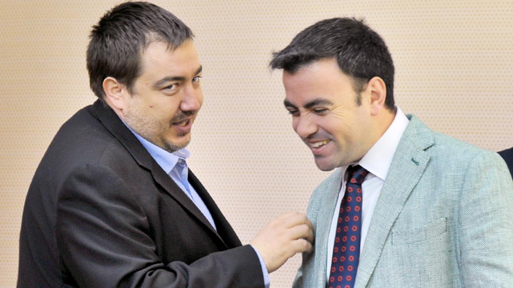 Carlos Fraile (derecha), que defendió la postura del PSOE, junto Juan A. Ruiz. / K.