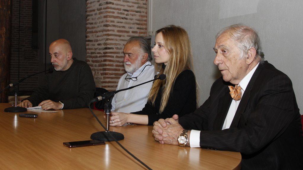Los integrantes de la mesa redonda que versaba en torno al director de cine Manuel Summers.