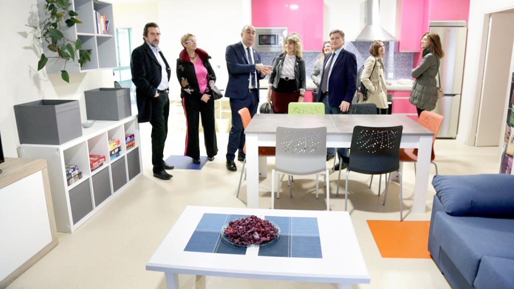 El presidente, durante la visita a uno de los centros asistenciales. / el adelantado