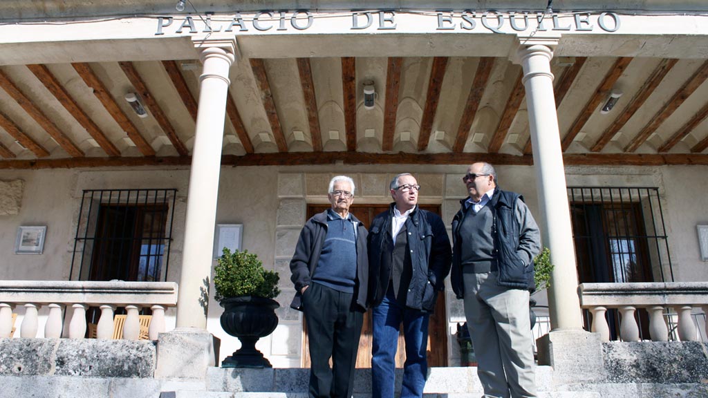 Un momento de la visita del delegado, junto al alcalde, al Palacio del Esquileo. /el adelantado