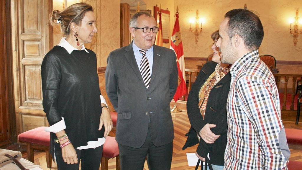 La directora general y el delegado territorial con concejales de La Granja, en el Ayuntamiento. /el adelantado