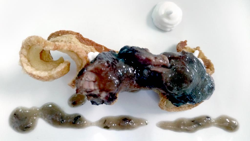 La carrillada al vino tinto, con ajo y aceite, fue considerado el mejor pincho del fin de semana. / el adelantado