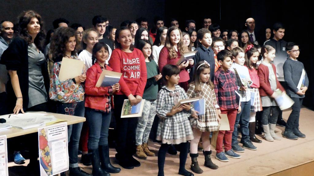Todos los becados se hicieron una foto de familia para el recuerdo. / el adelantado
