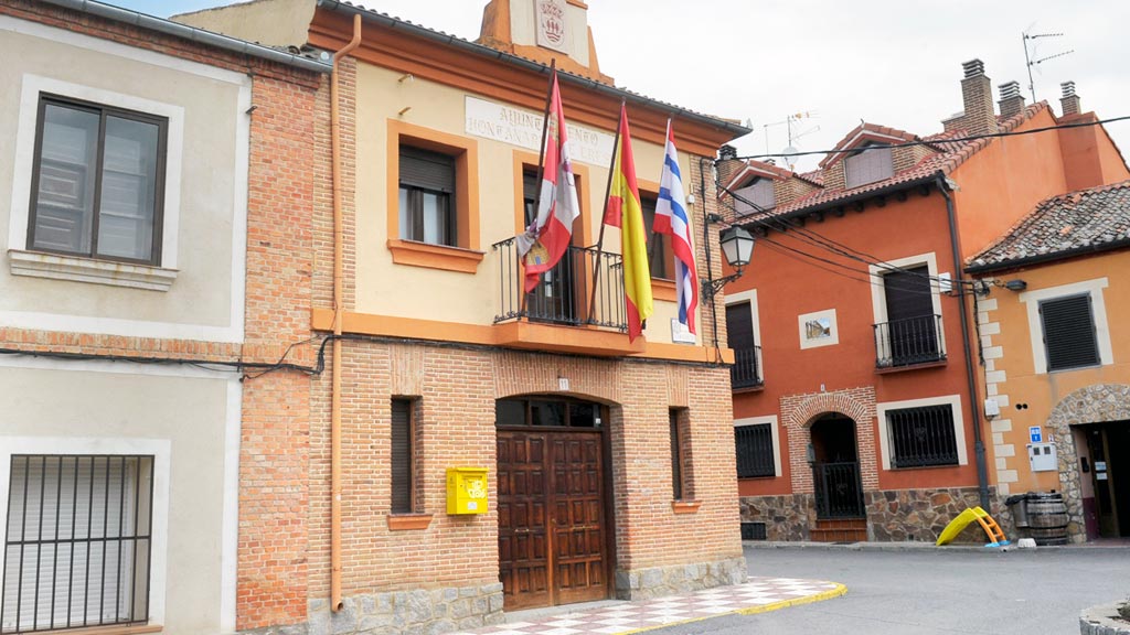 Fachada del Ayuntamiento de Hontanares de Eresma. / kamarero