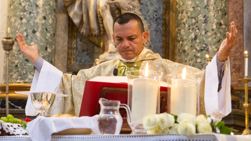 El sacerdote colombiano, Aníbal Olaya, oficiando misa en la iglesia de Santa María la Mayor en Coca.