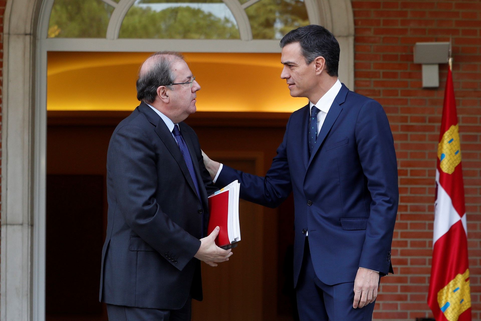 Sánchez se compromete a concluir las obras del AVE a Burgos en junio 1 Reunión Pedro Sánchez y Juan Vicente Herrera