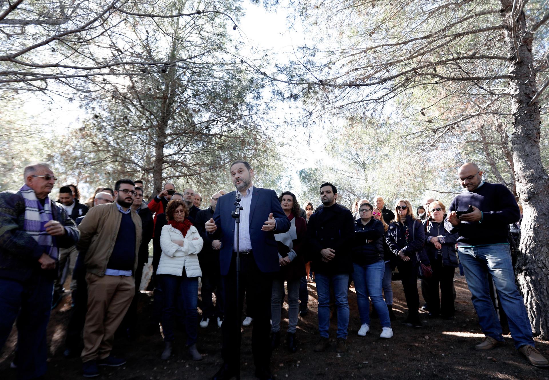el ministro Ábalos visita el “Paredón de España” en el cementerio de Paterna