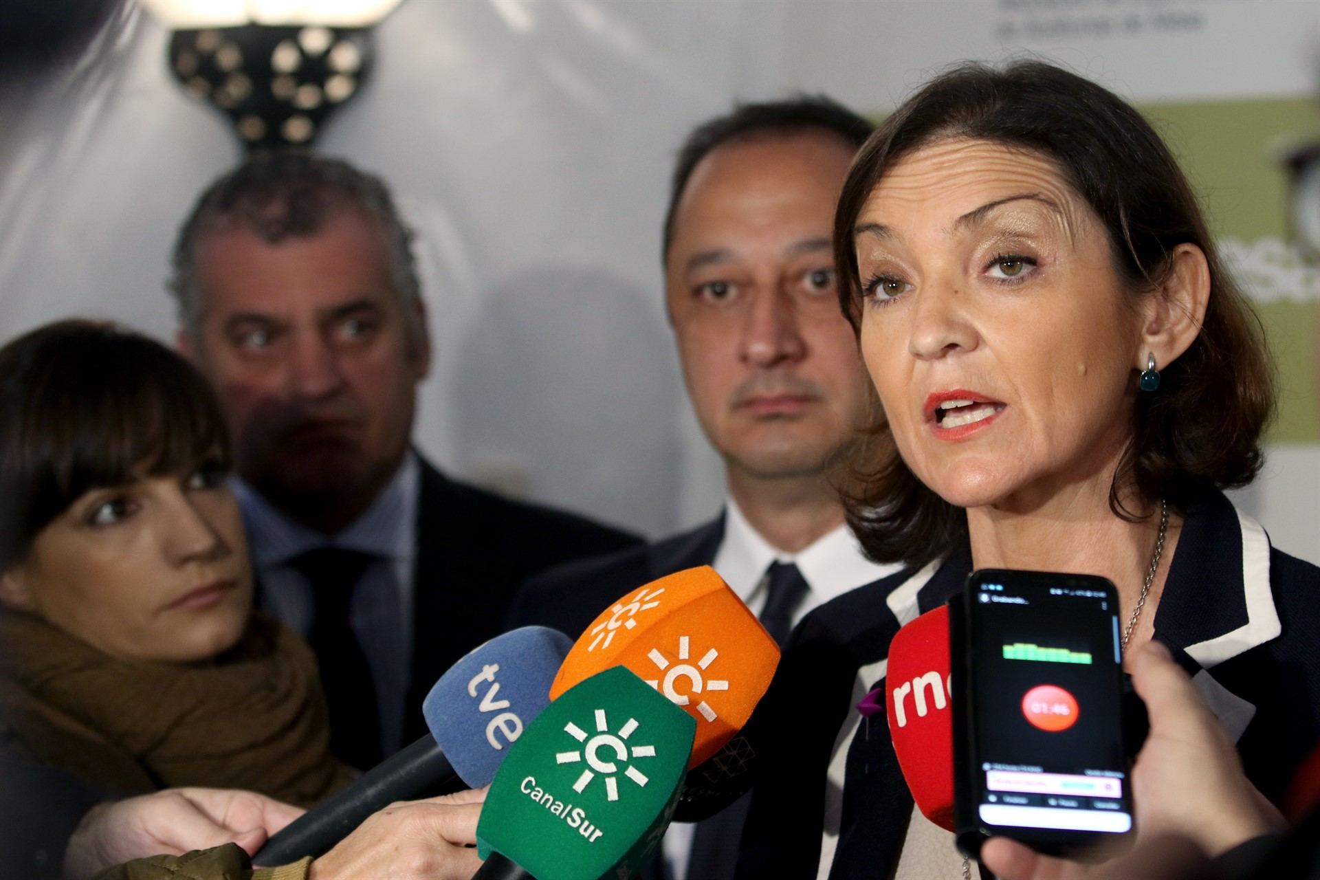 La ministra de Industria, Reyes Maroto, atiende a los medios.