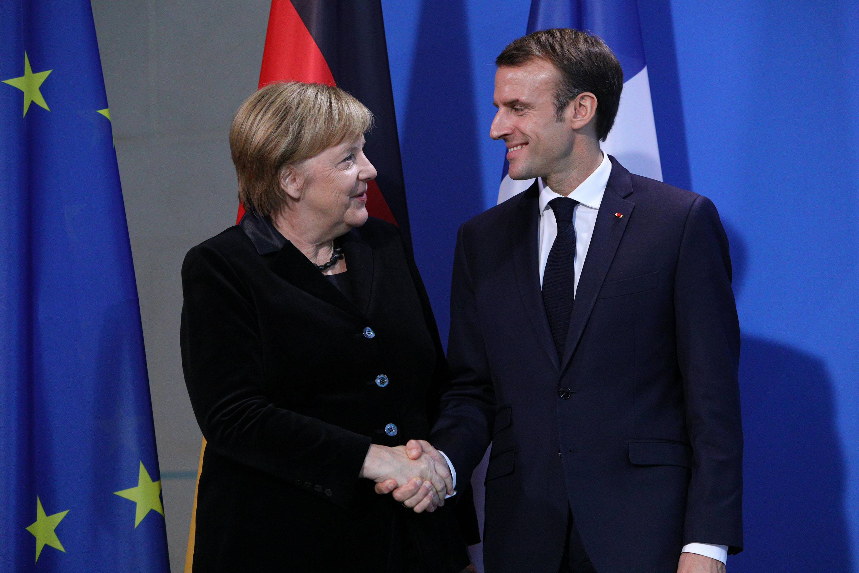 La canciller alemana, Angela Merkel, recibe al presidente de Francia, Emmanuel Macron.
