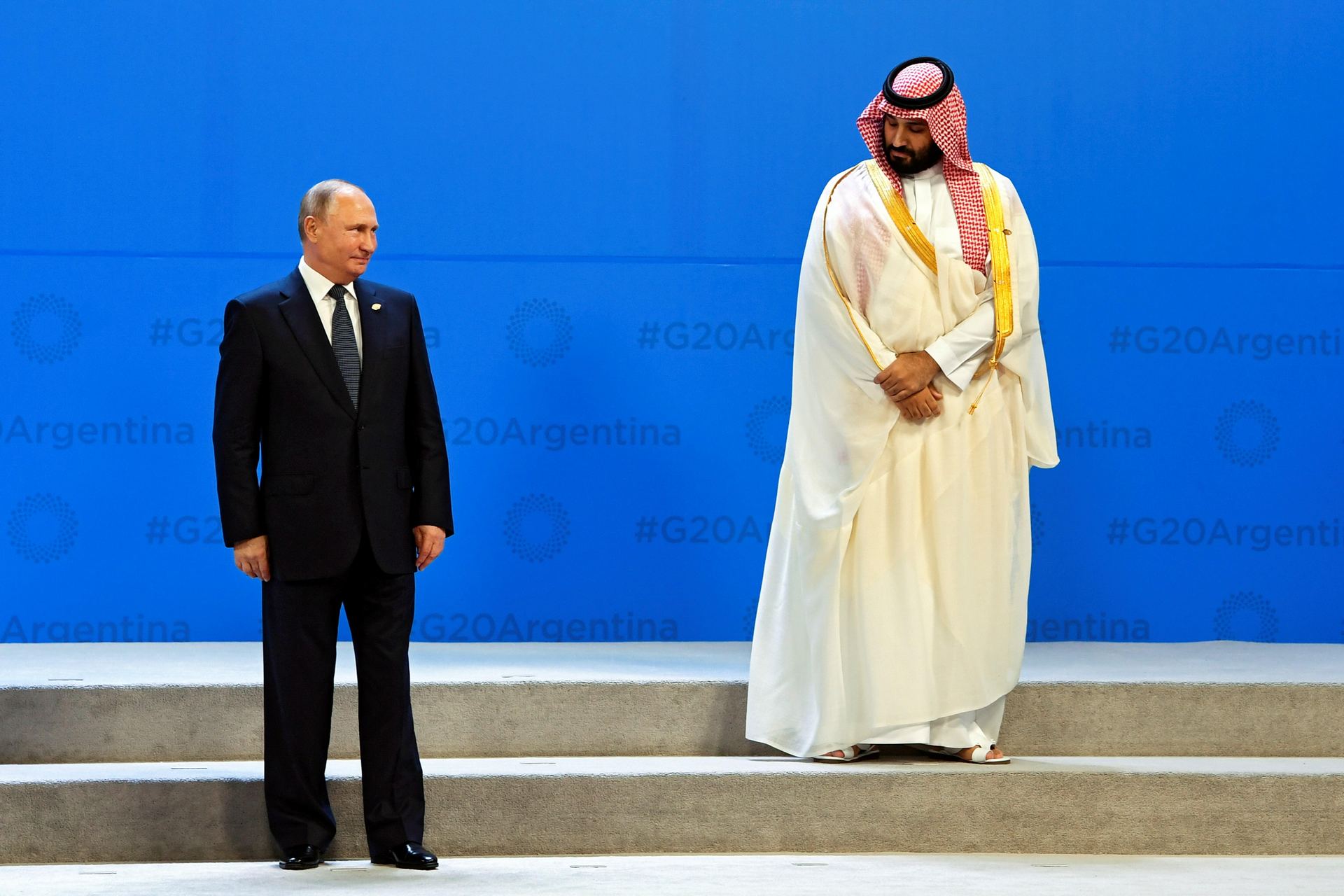 El príncipe heredero mantuvo encuentros con varios mandatarios, entre ellos Putin que le saludó efusivamente.