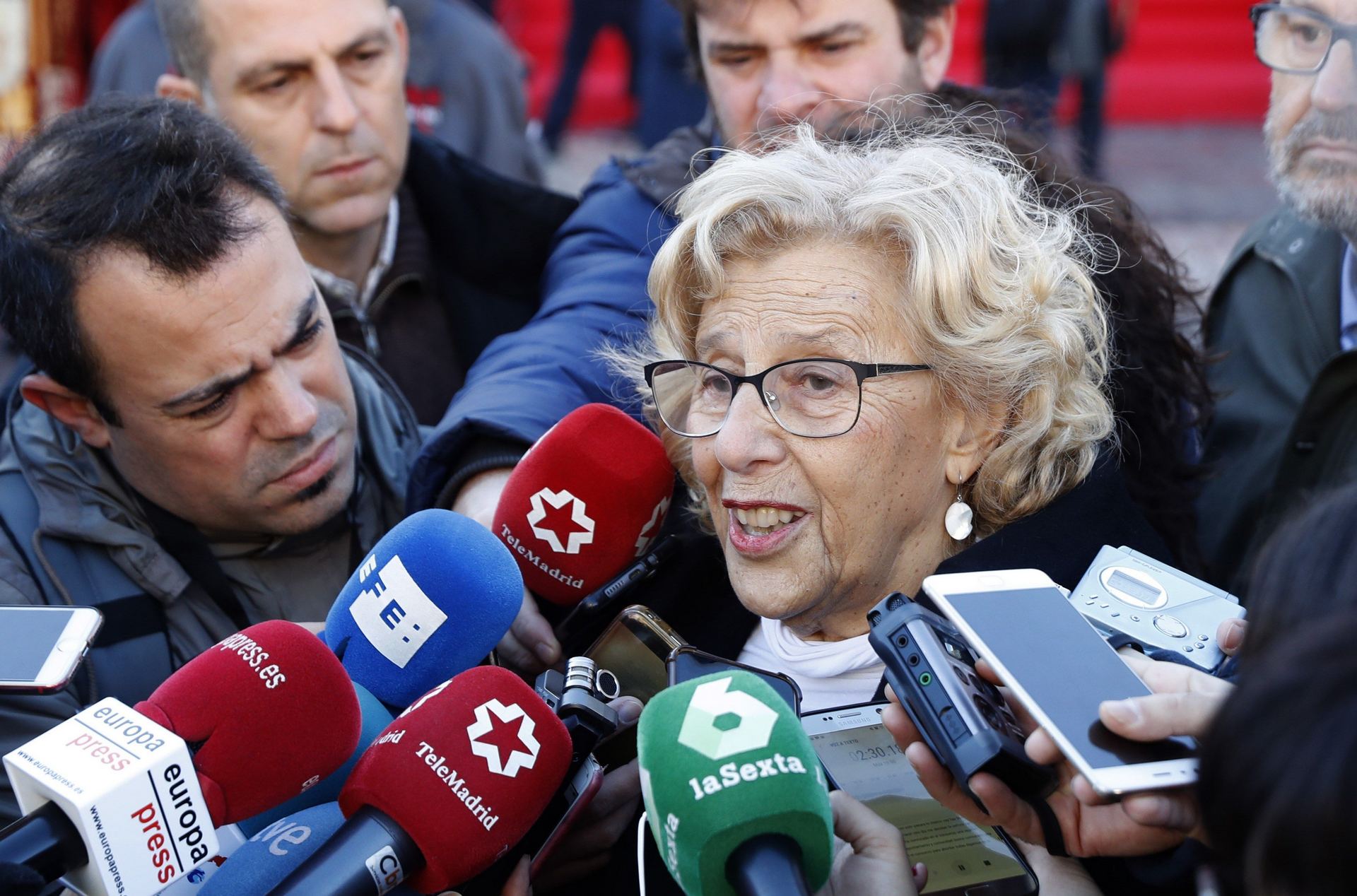 Carmena afirma que “no tiene nada que hablar con Pablo Iglesias” 1 La alcaldesa de Madrid, Manuela Carmena, atiende a varios medios de comunicación en la capital de España.