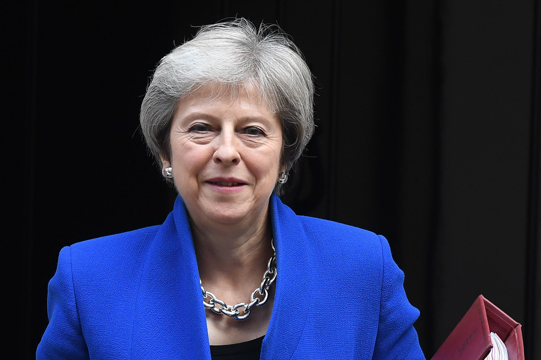 La primera ministra británica, Theresa May, abandona al número 10 de Downing Street.