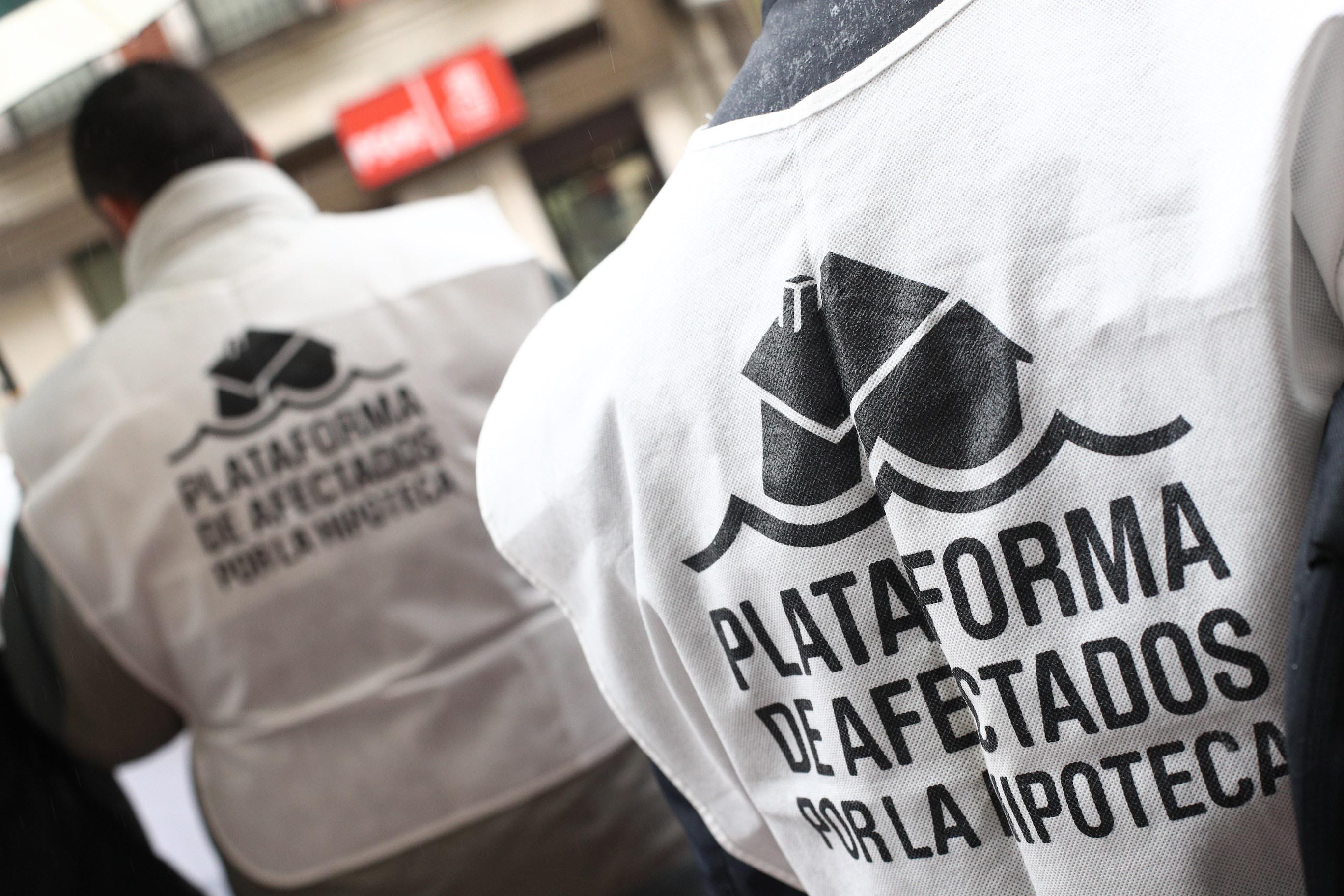 Miembros de la Plataforma de Afectados por la Hipoteca, concentrados ante la sede central del PSOE en 2017.