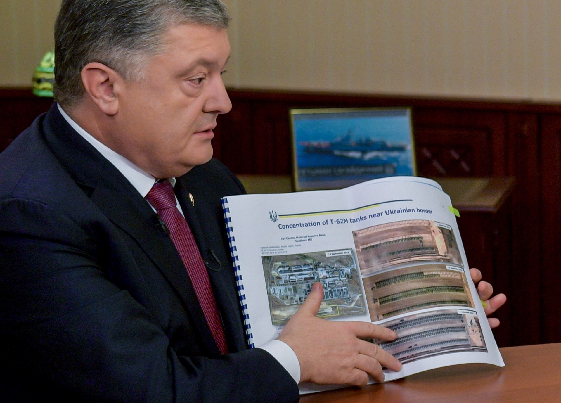 Petró Poroshenko muestra un informe sobre los tanques rusos posicionados en la frontera entre Rusia y Ucrania.
