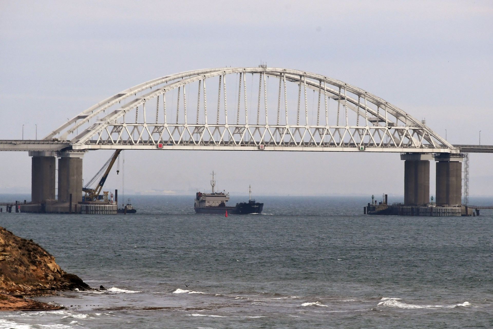 Vista de un puente sobre el estrecho de Kerch en la península de Crimea., zona de tensión entre Ucrania y Rusia
