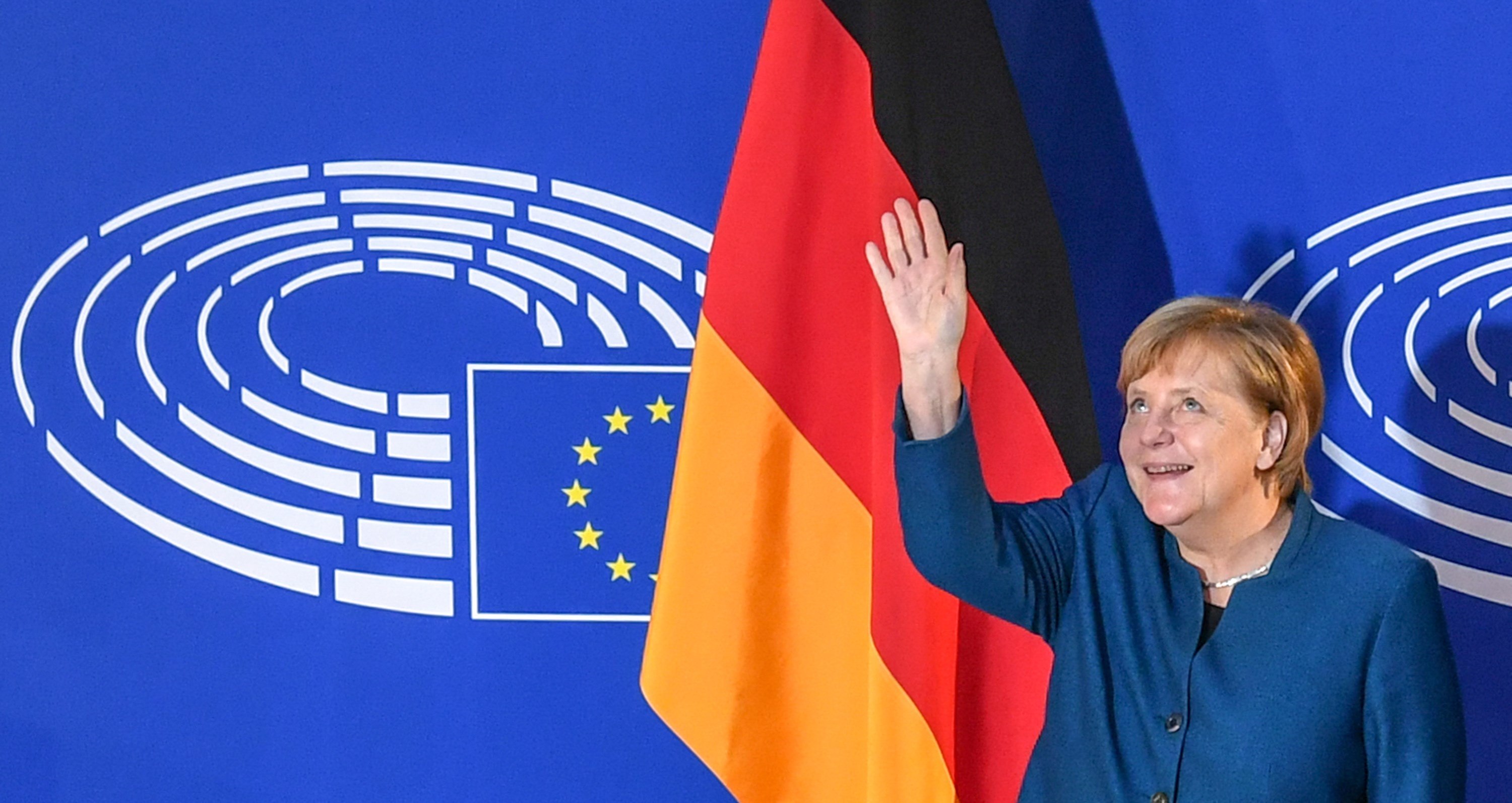 La canciller alemana, Angela Merkel, saluda tras ofrecer un discurso en el Parlamento Europeo.