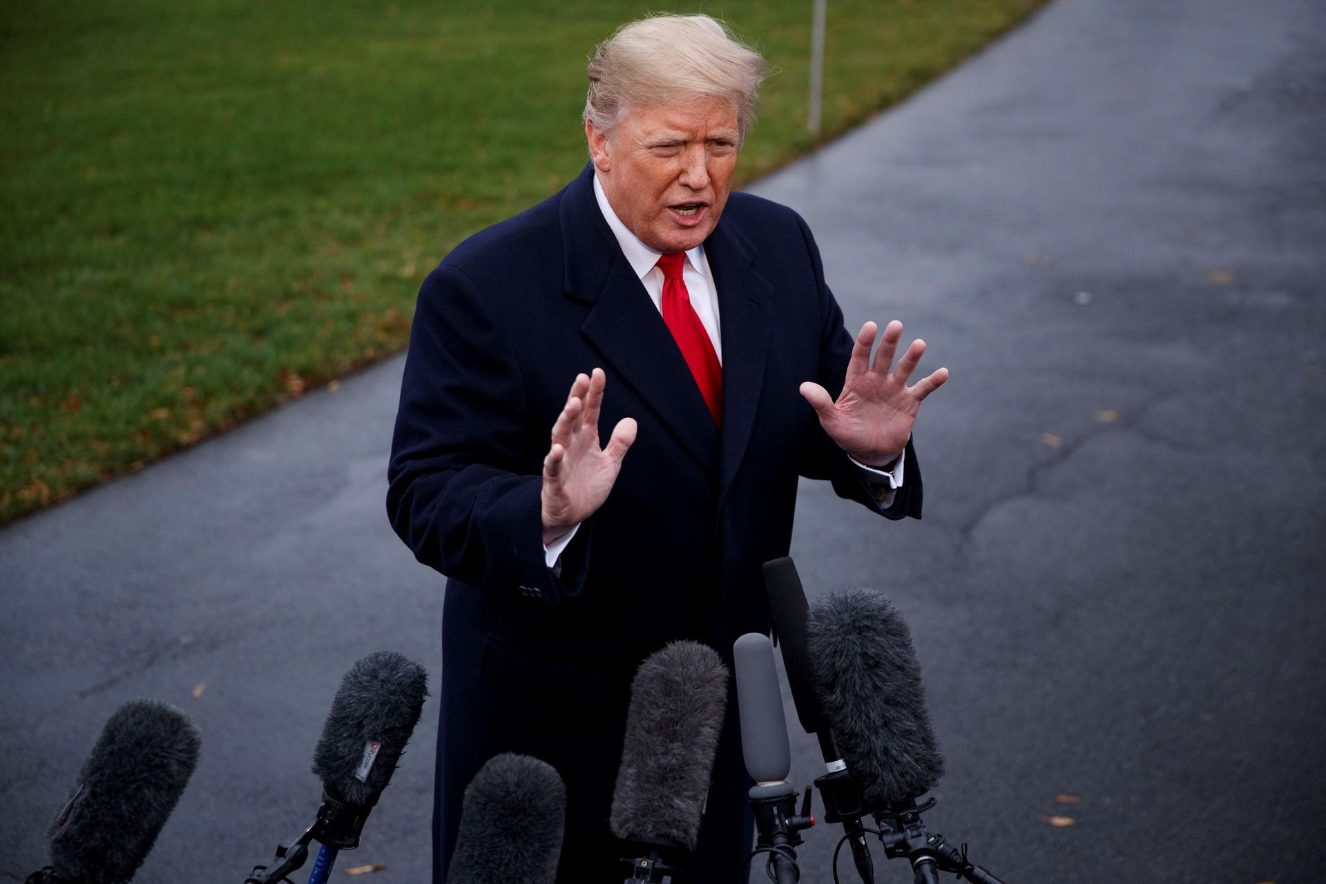 El presidente de Estados Unidos, Donald Trump, atiende a los medios de comunicación en la Casa Blanca.