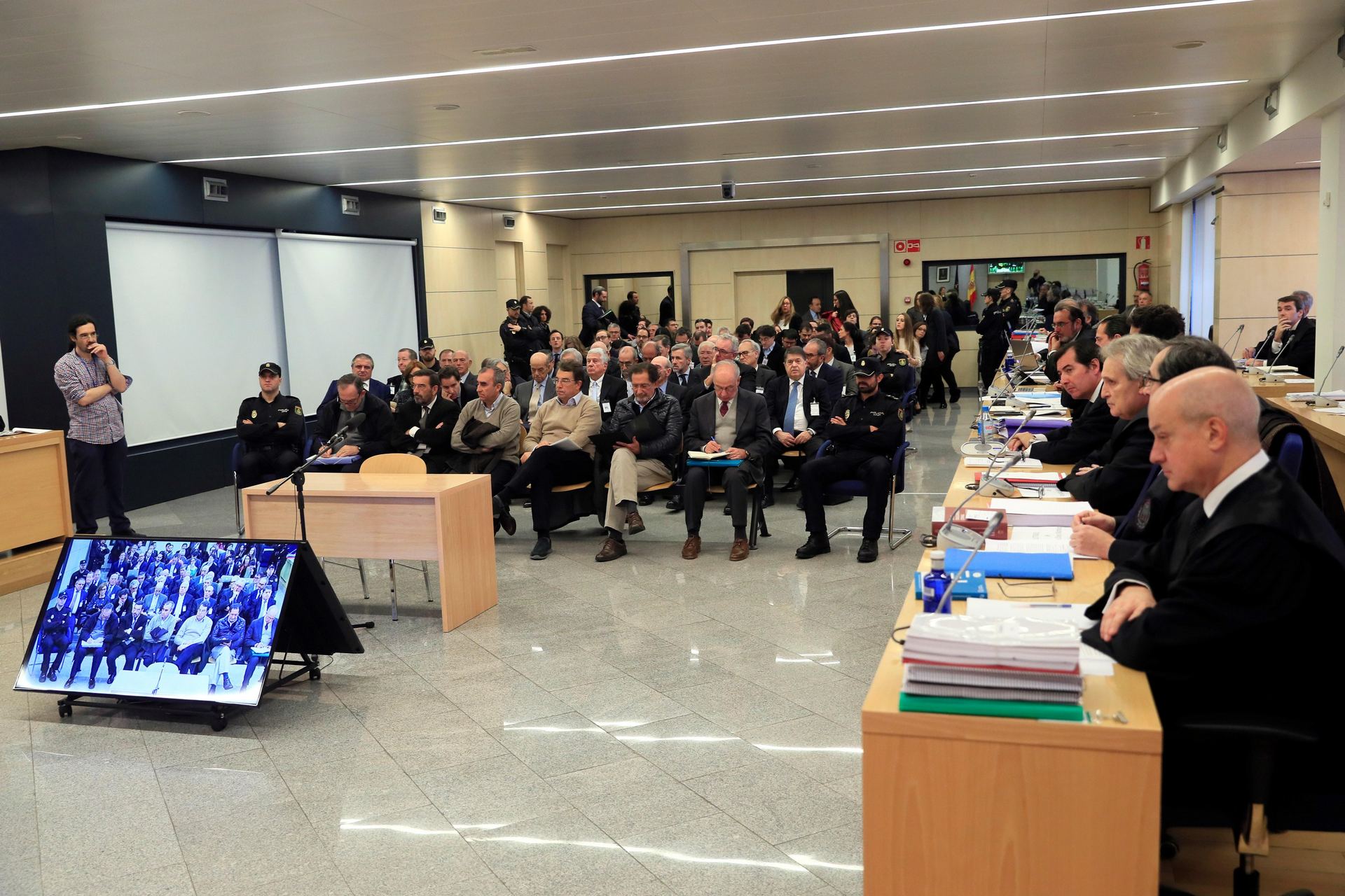 El expresidente de Bankia Rodrigo Rato junto al resto de acusados en una de las sesiones del juicio.