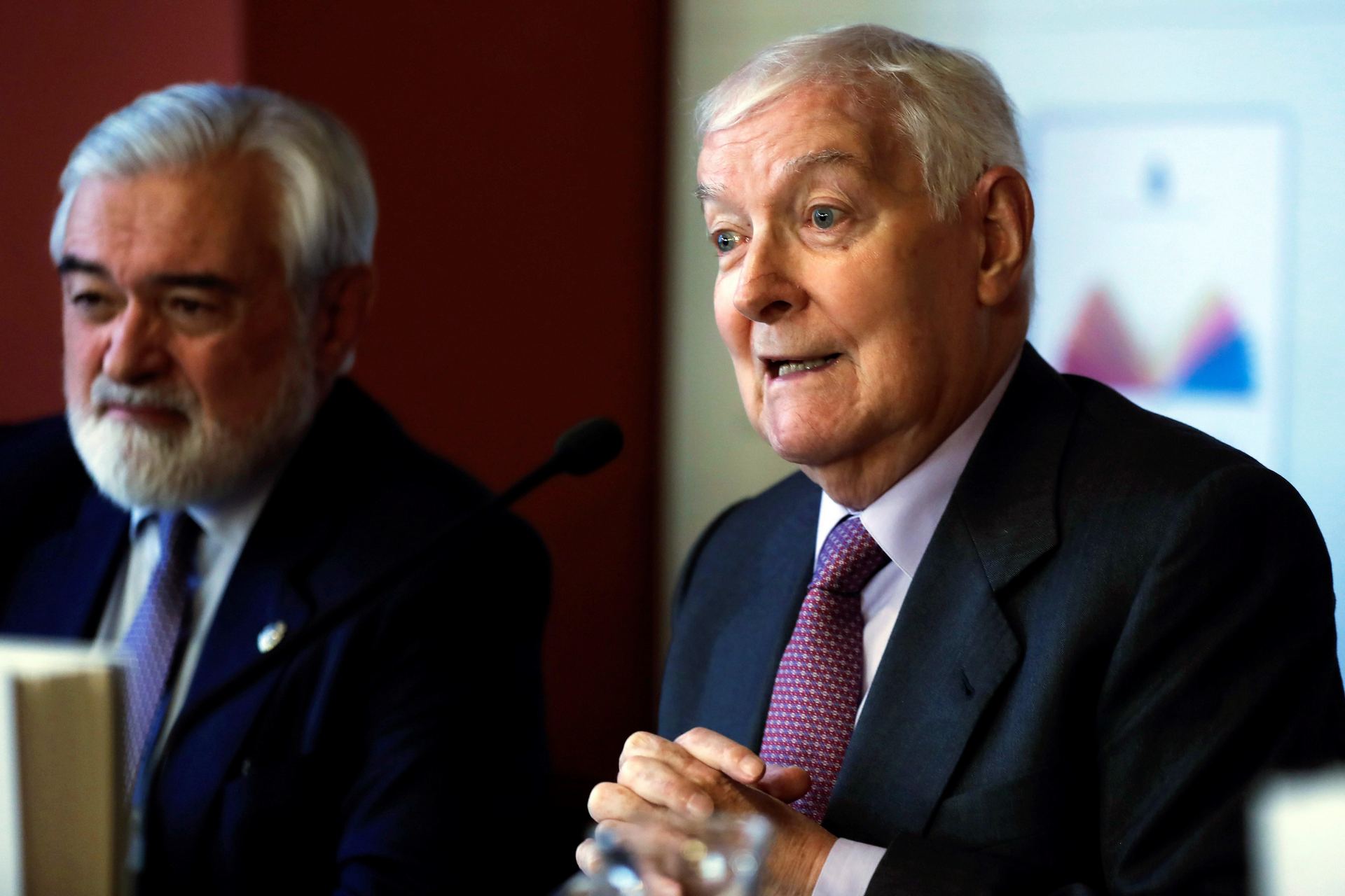 Darío Villanueva y el director del instituto Cervantes, Víctor García de la Concha.